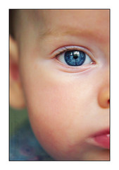 bébé yeux bleus
