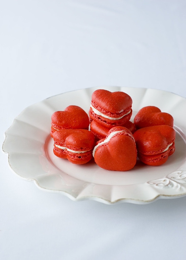 red velvet macarons - plated