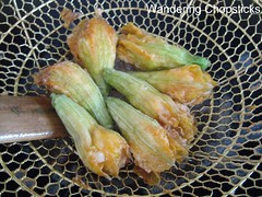 Bong Bi Nhoi Tom Chien (Vietnamese Shrimp-Stuffed Deep-fried Squash Blossoms) 8