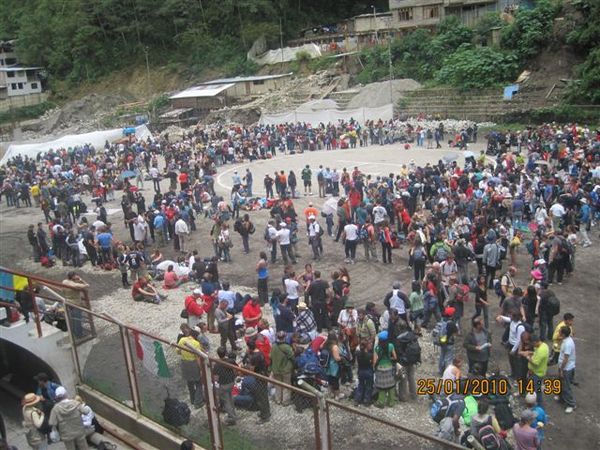 Tourists awaiting rescue in Aguas Calientes, Machu Picchu (@Lynnmora)