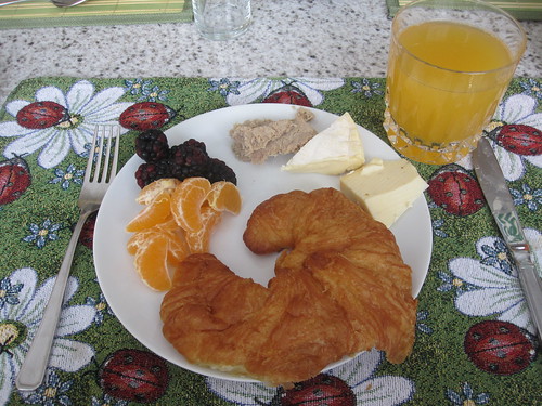 Croissant with cheeses, rillettes and fresh fruits