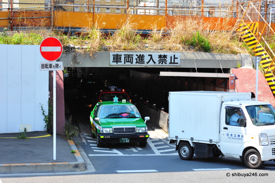 Bit of a low passage for the trucks here, particularly with the Shinkansen running above.