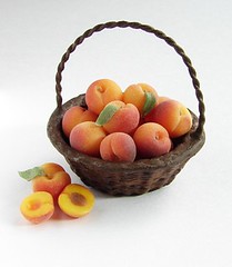 1:12 Scale Basket of Peaches - Dollhouse Miniature Food