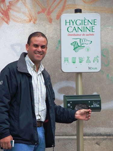 Clério Silva mostra dispositivo que oferece sacos plásticos para recolhimento de fezes caninas, em Bayonne. 
