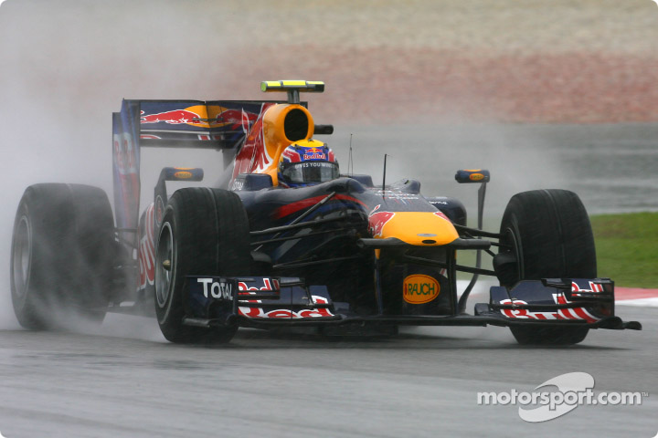 GP de Malasia 2010, clasificación. Mark Webber logró el mejor tiempo bajo la intensa lluvia en el circuito de Sepang.