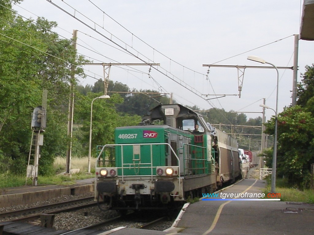 Une locomotive BB 69000 thermique en livrée FRET SNCF traversant la gare de Saint-Chamas