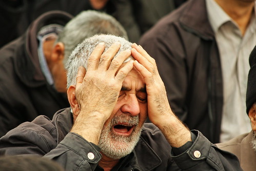 フリー画像|人物写真|一般ポートレイト|頭を抱える|泣き顔|イラン人|フリー素材|