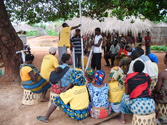 Sesión de formación al comité de agua de la aldea de Catia