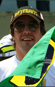Corta carrera para Alonso en Brasil.