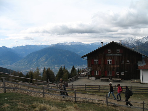 Die Bergstation der Hirzer Seilbahn - Ausganspunkt für zahlreiche Wanderungen mit herrlichem Blick ins Tal