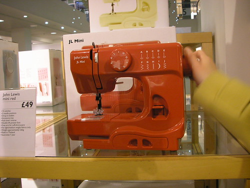 A máquina de costura vermelha