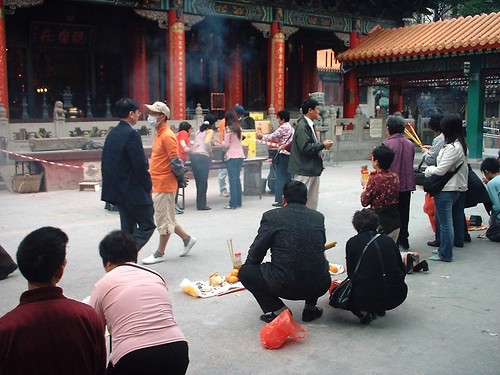 People worshipping Wong Tai Sin