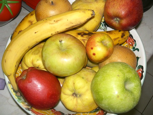 apple varieties in a fruit bowl