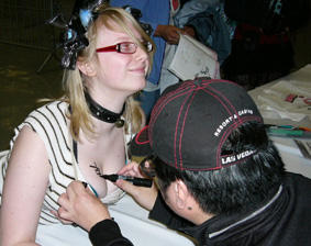 100413 - 人物設計師「吉松孝博」簽完上乳換胸毛，美國動漫盛會「Sakura-con 2010」天堂地獄走一回