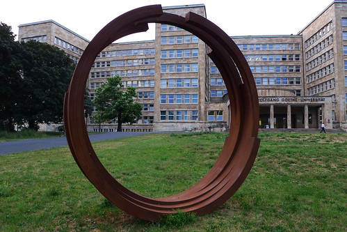 Skulptur auf dem Uni Campus Westend als Beispiel für autonome Kunst