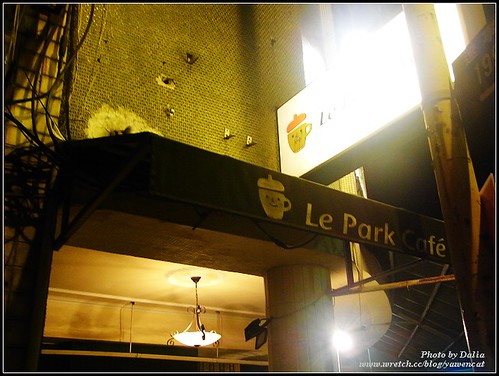 你拍攝的 Le Park Cafe｜公園咖啡~店門口。