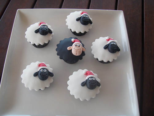 Masterpiece do Mossy - Natal cómico ovelhas cupcakes.  Eu chamo essas - Mesmo a ovelha negra se comporta no Natal!