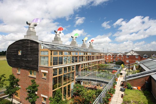 BedZED社區擁有綠意盎然的溫室空間與前院空間，也擁有具Green Roof功能的屋頂平台，其獨特的建築造型與後排的一般住宅形成強烈對比。