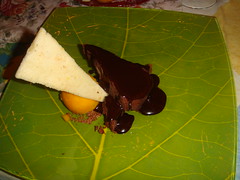 Brownie con helado de mango y crema suave de cacao