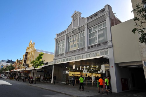 Perth 2011 - Apple Store (1)