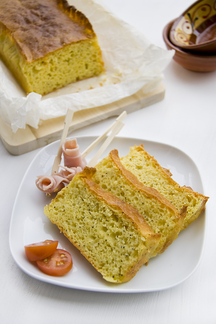 Cake con Caprino e Semi di Papavero