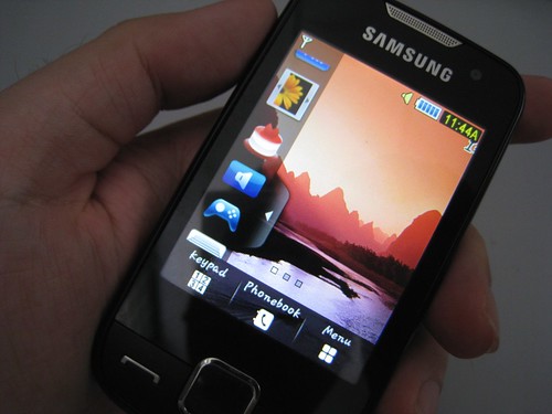 Samsung 3G Star has a 3.2 megapixel camera with LED flash.