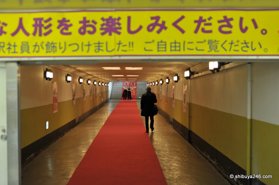 Passing through the walkway to the platform stairs at Ryogoku station.