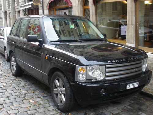 Rare black Range Rover Vogue - powerful presence in Geneva's Old Town Section! A striking contrast to the historic architecture! 02/11/2009!
