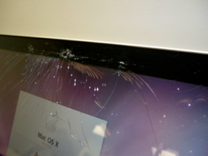 Разбитое стекло MacBook Pro Unibody