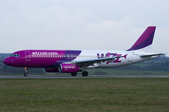 HA-LPZ - 4174 - Wizzair - Airbus A320-232 - Luton - 100404 - Steven Gray - IMG_9461