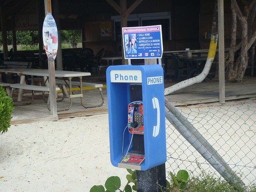 Cabina telefónica con chiringuito de playa al fondo