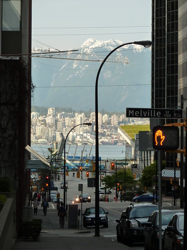 Loriginalité de Vancouver : mer, montagne : au fond : emplacement de la flamme olympique pendant les JO dhiver. Quelques secondes plus tôt passait un hydravion dans le champ. Dommage, la photo aurait été géniale 