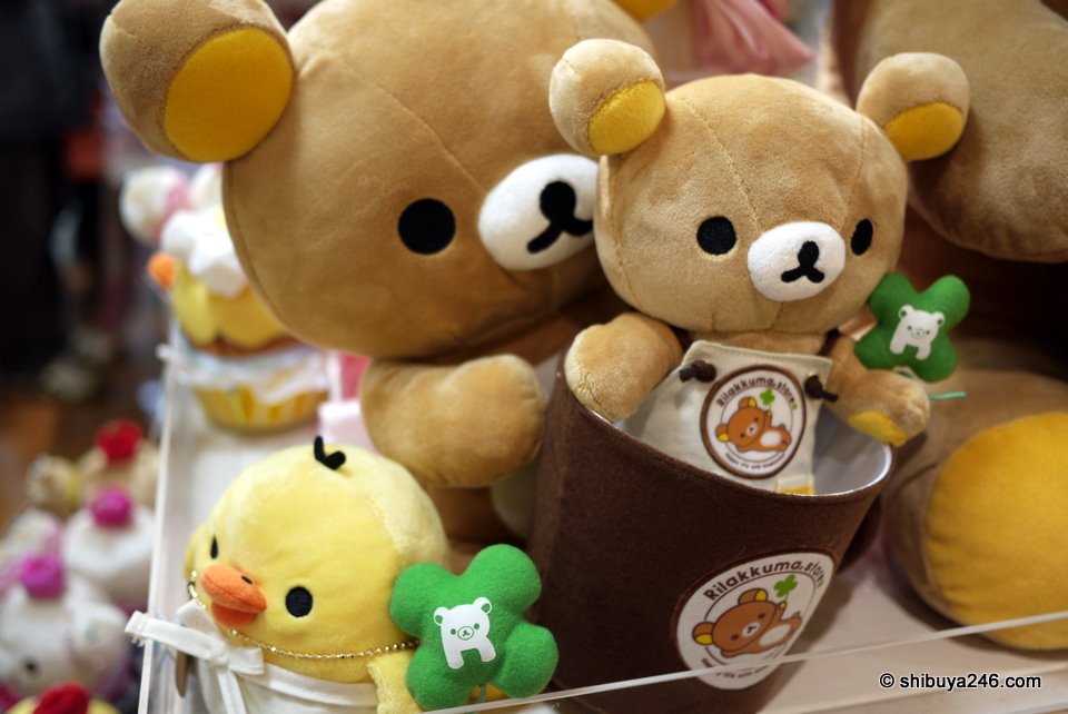 The Rilakkuma store apron on this small plush here with a larger Rilakkuma hanging on to a cup holder. Is that a plush balloon that Kiiroitori has in his hand?