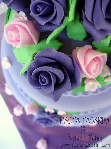 WEDDING CAKE - PURPLE ROSES