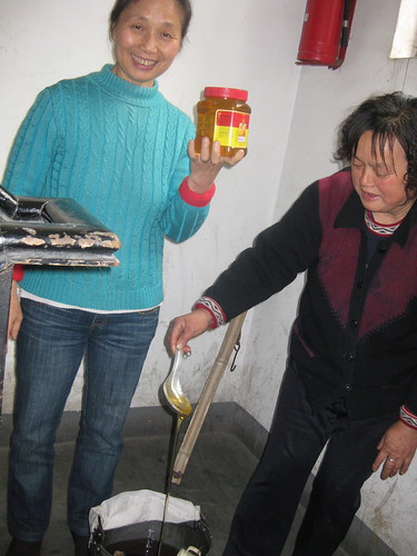 Jiang Ayi and honey seller
