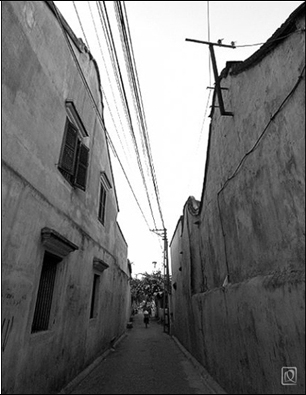 Narrow alley in Hoi An, Vietnam
