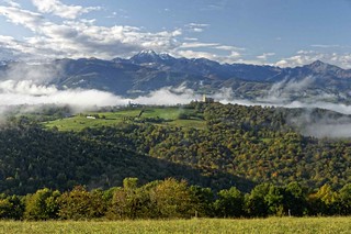 Les Baronnies: Village et château de Mauvezin - Chaine des Pyrénées