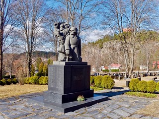 Winter War memorial statue in Halikko