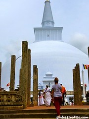 Templos de Anuradhapura • <a style="font-size:0.8em;" href="http://www.flickr.com/photos/92957341@N07/9166324752/" target="_blank">View on Flickr</a>