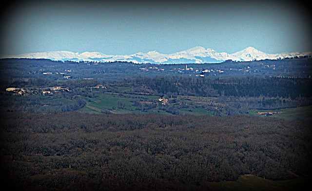 sommets enneigés de la Chaîne des Puys en Auvergne, depuis les contreforts de la Grésigne distants de 150 km - Reynald ARTAUD météopassion