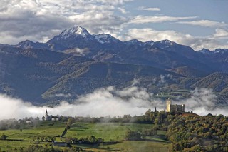 Les Baronnies: Village et château de Mauvezin - Chaine des Pyrénées