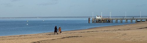 https://www.twin-loc.fr Promenade sur la plage d'Arcachon en hiver - Walk on the beach in Arcachon in winter ©  www.twin-loc.fr