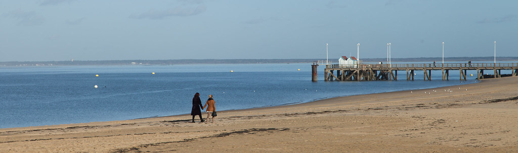 : https://www.twin-loc.fr Promenade sur la plage d'Arcachon en hiver - Walk on the beach in Arcachon in winter