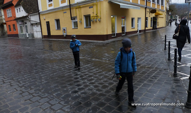 Iniciamos el paseo pertrechados para el frio de Brasov.
