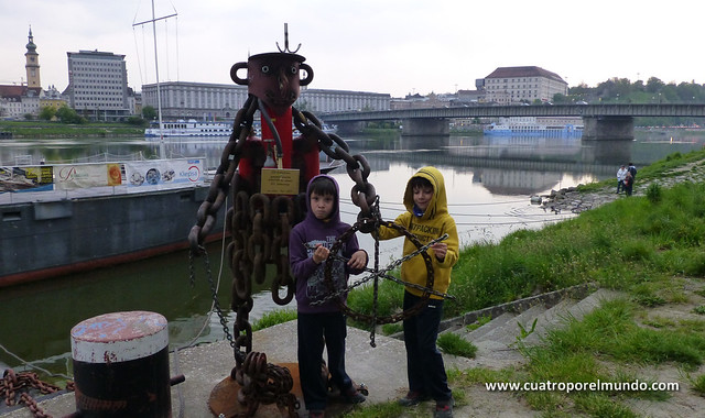Escultura hecha con cadenas y piezas de caldereria en la orilla del Danubio. Muy curiosa