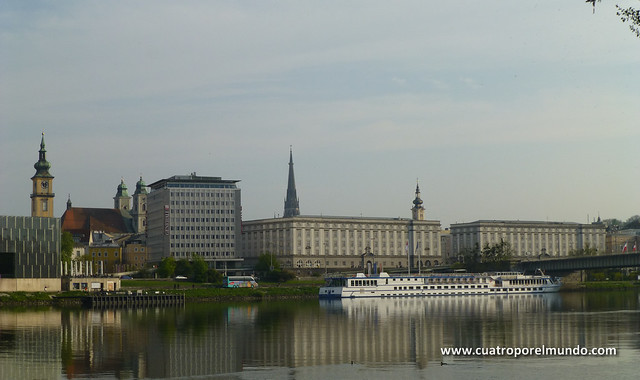 Barcos amarrados en el Danubio frente a Linz