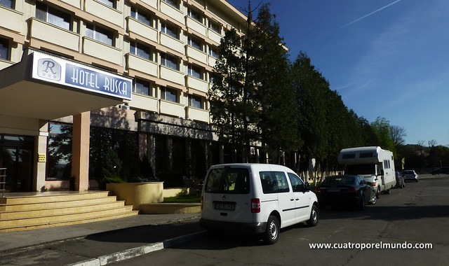 Aparcados frente al hotel Rusca en Hunedoara
