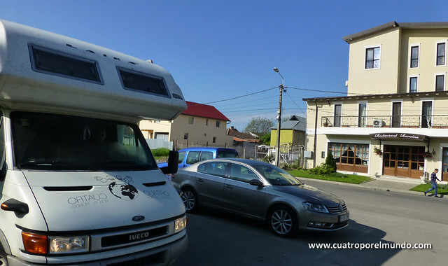 Aparcados frente a otro hotel esta vez en las afueras de Timisoara