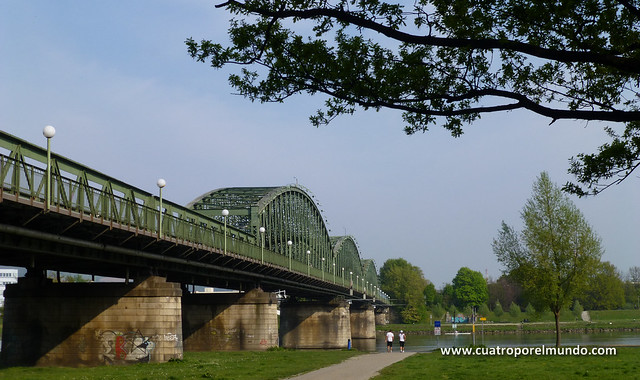 Puente sobre el rio Danubio