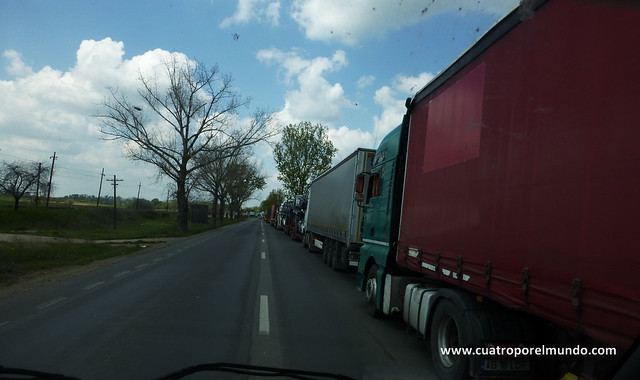 Cuando nos vamos acercando a la frontera Hungara encontramos varios kilómetros de camiones esperando para cruzarla